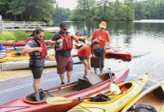 Janna and Dan (MWCIL) get ready to kayak